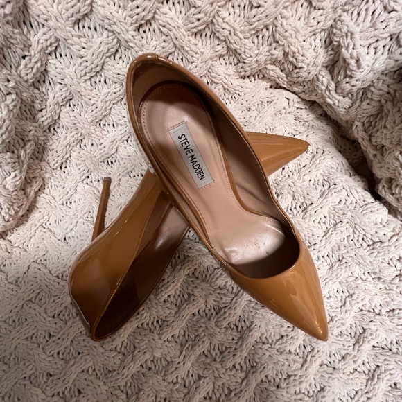Steve Madden Camel Patent Leather shoe - Picture 2 of 8